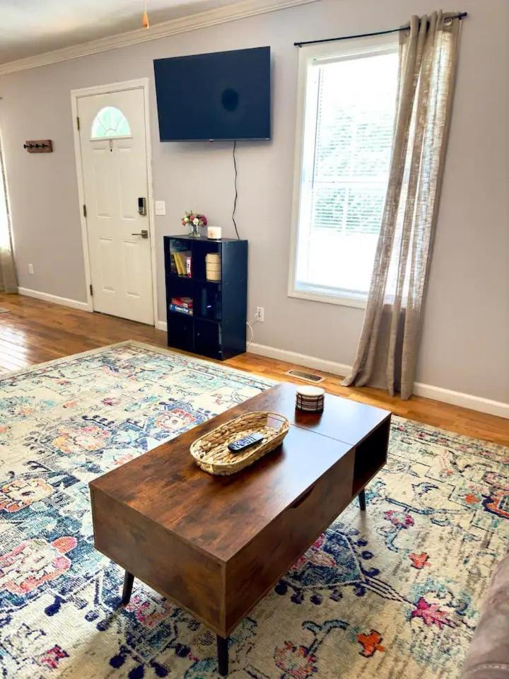 Cozy 2 Bedroom Townhouse Near Lake And Restaurants 군터스빌 외부 사진