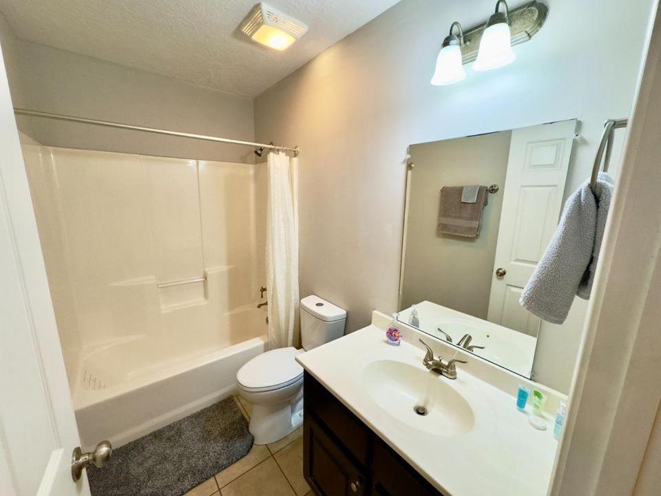 Cozy 2 Bedroom Townhouse Near Lake And Restaurants 군터스빌 외부 사진