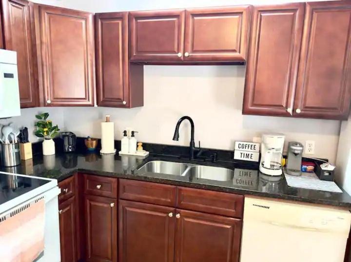 Cozy 2 Bedroom Townhouse Near Lake And Restaurants 군터스빌 외부 사진